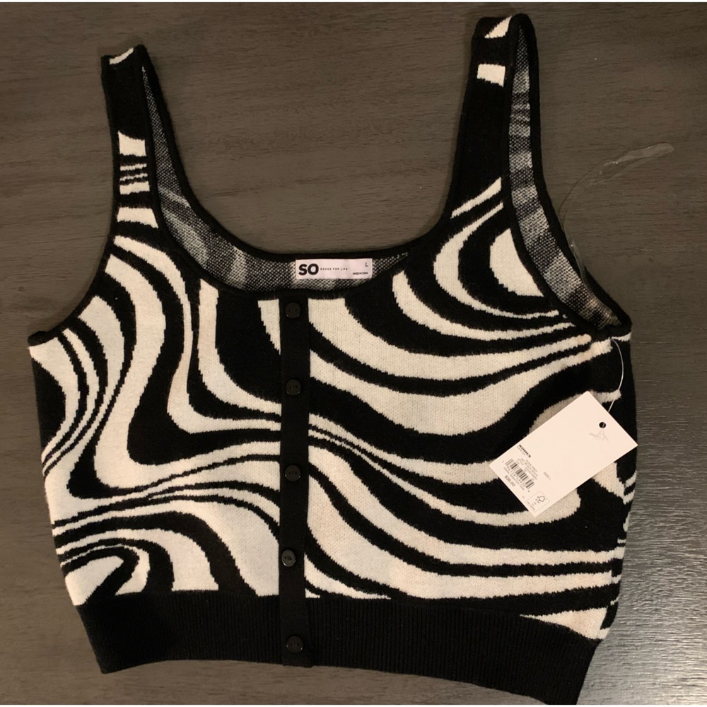 🆕Juniors' SO® Cropped Swirl Sweater Tank. Size L